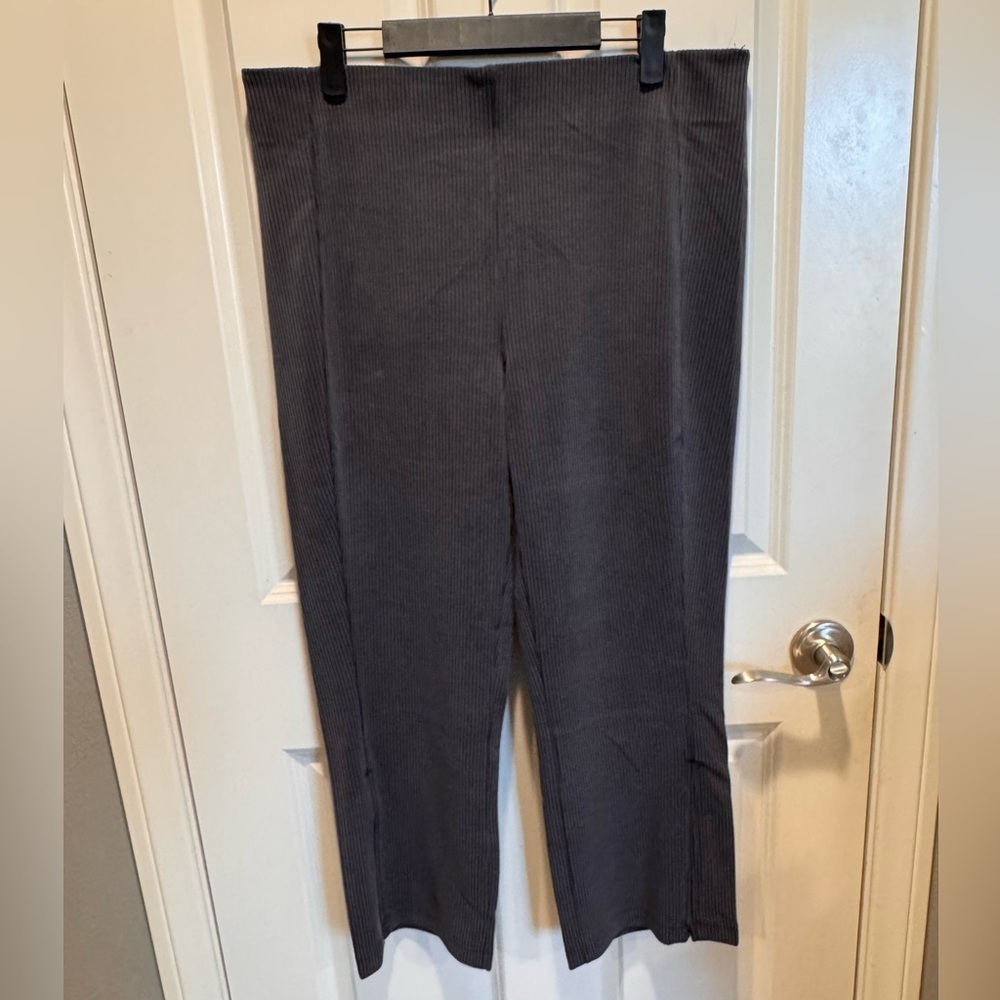 Ribbed softstream zip legged high rise cropped pant